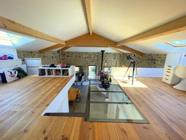 Charmante propriété Ardéchoise en pierres avec piscine et gîtes