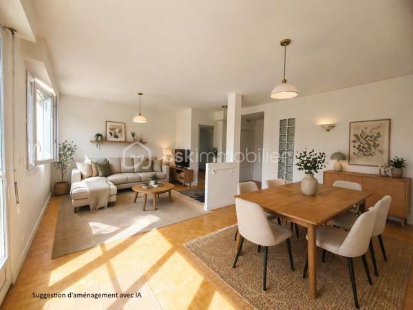 Idéalement situé dans le quartier recherché de la Croix de Berny à Antony, à seulement 5 minutes à pied du RER B (accès direct à Paris) et à proximité immédiate du magnifique Parc de Sceaux, cet appartement de 78 m² saura vous séduire par sa luminosité et son emplacement privilégié.

Au 3ᵉ étage sans ascenseur, ce bien traversant bénéficie d’une belle exposition, avec un séjour/salle à manger orienté sud-ouest offrant une lumière naturelle généreuse tout au long de la journée, sans aucun vis-à-vis. Entièrement rénové il y a 4 ans, il ne nécessite aucun travaux et permet une installation immédiate.

L’appartement se compose d’une cuisine séparée, d'une pièce de vie de 28m² ouvrant sur un balcon, de trois chambres dont une avec placards intégrés, d’une salle d’eau moderne et WC séparés. De nombreux rangements permettent de conserver un intérieur facilement organisé sans sacrifier l’espace de vie. Une cave complète ce bien.

La résidence propose des places de stationnement libres, facilitant le quotidien.

Classé D au DPE, cet appartement est parfaitement adapté à une famille à la recherche d’un cadre de vie dynamique.
Il représente également une excellente opportunité pour un investissement locatif, notamment en colocation grâce à sa configuration et la proximité du lycée Lakanal et de l'IUT de Sceaux.