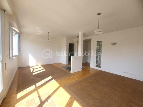 Idéalement situé dans le quartier recherché de la Croix de Berny à Antony, à seulement 5 minutes à pied du RER B (accès direct à Paris) et à proximité immédiate du magnifique Parc de Sceaux, cet appartement de 78 m² saura vous séduire par sa luminosité et son emplacement privilégié.

Au 3ᵉ étage sans ascenseur, ce bien traversant bénéficie d’une belle exposition, avec un séjour/salle à manger orienté sud-ouest offrant une lumière naturelle généreuse tout au long de la journée, sans aucun vis-à-vis. Entièrement rénové il y a 4 ans, il ne nécessite aucun travaux et permet une installation immédiate.

L’appartement se compose d’une cuisine séparée, d'une pièce de vie de 28m² ouvrant sur un balcon, de trois chambres dont une avec placards intégrés, d’une salle d’eau moderne et WC séparés. De nombreux rangements permettent de conserver un intérieur facilement organisé sans sacrifier l’espace de vie. Une cave complète ce bien.

La résidence propose des places de stationnement libres, facilitant le quotidien.

Classé D au DPE, cet appartement est parfaitement adapté à une famille à la recherche d’un cadre de vie dynamique.
Il représente également une excellente opportunité pour un investissement locatif, notamment en colocation grâce à sa configuration et la proximité du lycée Lakanal et de l'IUT de Sceaux.
