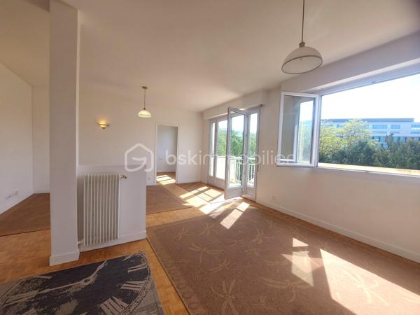 Idéalement situé dans le quartier recherché de la Croix de Berny à Antony, à seulement 5 minutes à pied du RER B (accès direct à Paris) et à proximité immédiate du magnifique Parc de Sceaux, cet appartement de 78 m² saura vous séduire par sa luminosité et son emplacement privilégié.

Au 3ᵉ étage sans ascenseur, ce bien traversant bénéficie d’une belle exposition, avec un séjour/salle à manger orienté sud-ouest offrant une lumière naturelle généreuse tout au long de la journée, sans aucun vis-à-vis. Entièrement rénové il y a 4 ans, il ne nécessite aucun travaux et permet une installation immédiate.

L’appartement se compose d’une cuisine séparée, d'une pièce de vie de 28m² ouvrant sur un balcon, de trois chambres dont une avec placards intégrés, d’une salle d’eau moderne et WC séparés. De nombreux rangements permettent de conserver un intérieur facilement organisé sans sacrifier l’espace de vie. Une cave complète ce bien.

La résidence propose des places de stationnement libres, facilitant le quotidien.

Classé D au DPE, cet appartement est parfaitement adapté à une famille à la recherche d’un cadre de vie dynamique.
Il représente également une excellente opportunité pour un investissement locatif, notamment en colocation grâce à sa configuration et la proximité du lycée Lakanal et de l'IUT de Sceaux.