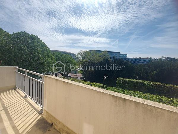 Idéalement situé dans le quartier recherché de la Croix de Berny à Antony, à seulement 5 minutes à pied du RER B (accès direct à Paris) et à proximité immédiate du magnifique Parc de Sceaux, cet appartement de 78 m² saura vous séduire par sa luminosité et son emplacement privilégié.

Au 3ᵉ étage sans ascenseur, ce bien traversant bénéficie d’une belle exposition, avec un séjour/salle à manger orienté sud-ouest offrant une lumière naturelle généreuse tout au long de la journée, sans aucun vis-à-vis. Entièrement rénové il y a 4 ans, il ne nécessite aucun travaux et permet une installation immédiate.

L’appartement se compose d’une cuisine séparée, d'une pièce de vie de 28m² ouvrant sur un balcon, de trois chambres dont une avec placards intégrés, d’une salle d’eau moderne et WC séparés. De nombreux rangements permettent de conserver un intérieur facilement organisé sans sacrifier l’espace de vie. Une cave complète ce bien.

La résidence propose des places de stationnement libres, facilitant le quotidien.

Classé D au DPE, cet appartement est parfaitement adapté à une famille à la recherche d’un cadre de vie dynamique.
Il représente également une excellente opportunité pour un investissement locatif, notamment en colocation grâce à sa configuration et la proximité du lycée Lakanal et de l'IUT de Sceaux.
