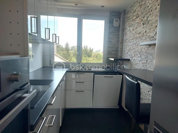 Idéalement situé dans le quartier recherché de la Croix de Berny à Antony, à seulement 5 minutes à pied du RER B (accès direct à Paris) et à proximité immédiate du magnifique Parc de Sceaux, cet appartement de 78 m² saura vous séduire par sa luminosité et son emplacement privilégié.

Au 3ᵉ étage sans ascenseur, ce bien traversant bénéficie d’une belle exposition, avec un séjour/salle à manger orienté sud-ouest offrant une lumière naturelle généreuse tout au long de la journée, sans aucun vis-à-vis. Entièrement rénové il y a 4 ans, il ne nécessite aucun travaux et permet une installation immédiate.

L’appartement se compose d’une cuisine séparée, d'une pièce de vie de 28m² ouvrant sur un balcon, de trois chambres dont une avec placards intégrés, d’une salle d’eau moderne et WC séparés. De nombreux rangements permettent de conserver un intérieur facilement organisé sans sacrifier l’espace de vie. Une cave complète ce bien.

La résidence propose des places de stationnement libres, facilitant le quotidien.

Classé D au DPE, cet appartement est parfaitement adapté à une famille à la recherche d’un cadre de vie dynamique.
Il représente également une excellente opportunité pour un investissement locatif, notamment en colocation grâce à sa configuration et la proximité du lycée Lakanal et de l'IUT de Sceaux.