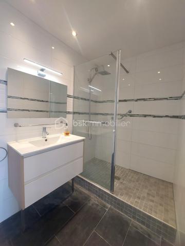 Idéalement situé dans le quartier recherché de la Croix de Berny à Antony, à seulement 5 minutes à pied du RER B (accès direct à Paris) et à proximité immédiate du magnifique Parc de Sceaux, cet appartement de 78 m² saura vous séduire par sa luminosité et son emplacement privilégié.

Au 3ᵉ étage sans ascenseur, ce bien traversant bénéficie d’une belle exposition, avec un séjour/salle à manger orienté sud-ouest offrant une lumière naturelle généreuse tout au long de la journée, sans aucun vis-à-vis. Entièrement rénové il y a 4 ans, il ne nécessite aucun travaux et permet une installation immédiate.

L’appartement se compose d’une cuisine séparée, d'une pièce de vie de 28m² ouvrant sur un balcon, de trois chambres dont une avec placards intégrés, d’une salle d’eau moderne et WC séparés. De nombreux rangements permettent de conserver un intérieur facilement organisé sans sacrifier l’espace de vie. Une cave complète ce bien.

La résidence propose des places de stationnement libres, facilitant le quotidien.

Classé D au DPE, cet appartement est parfaitement adapté à une famille à la recherche d’un cadre de vie dynamique.
Il représente également une excellente opportunité pour un investissement locatif, notamment en colocation grâce à sa configuration et la proximité du lycée Lakanal et de l'IUT de Sceaux.