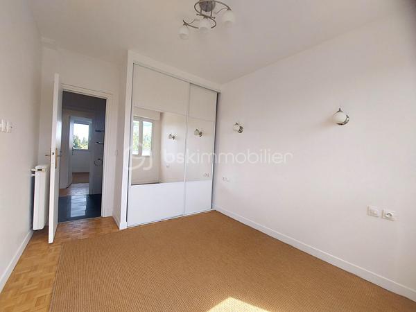 Idéalement situé dans le quartier recherché de la Croix de Berny à Antony, à seulement 5 minutes à pied du RER B (accès direct à Paris) et à proximité immédiate du magnifique Parc de Sceaux, cet appartement de 78 m² saura vous séduire par sa luminosité et son emplacement privilégié.

Au 3ᵉ étage sans ascenseur, ce bien traversant bénéficie d’une belle exposition, avec un séjour/salle à manger orienté sud-ouest offrant une lumière naturelle généreuse tout au long de la journée, sans aucun vis-à-vis. Entièrement rénové il y a 4 ans, il ne nécessite aucun travaux et permet une installation immédiate.

L’appartement se compose d’une cuisine séparée, d'une pièce de vie de 28m² ouvrant sur un balcon, de trois chambres dont une avec placards intégrés, d’une salle d’eau moderne et WC séparés. De nombreux rangements permettent de conserver un intérieur facilement organisé sans sacrifier l’espace de vie. Une cave complète ce bien.

La résidence propose des places de stationnement libres, facilitant le quotidien.

Classé D au DPE, cet appartement est parfaitement adapté à une famille à la recherche d’un cadre de vie dynamique.
Il représente également une excellente opportunité pour un investissement locatif, notamment en colocation grâce à sa configuration et la proximité du lycée Lakanal et de l'IUT de Sceaux.