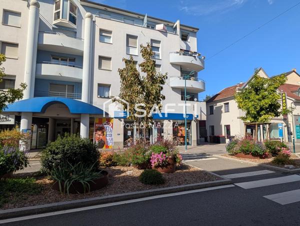 En plein centre, 4p de 80m² au dernier étage avec ascenseur, 2 chambres et balcon côté sud, cave et parking couvert sous/sol