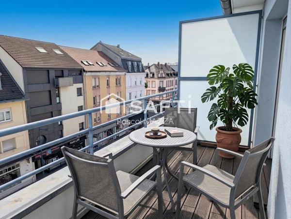 En plein centre, 4p de 80m² au dernier étage avec ascenseur, 2 chambres et balcon côté sud, cave et parking couvert sous/sol