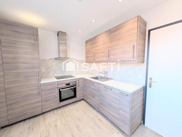 En plein centre, 4p de 80m² au dernier étage avec ascenseur, 2 chambres et balcon côté sud, cave et parking couvert sous/sol
