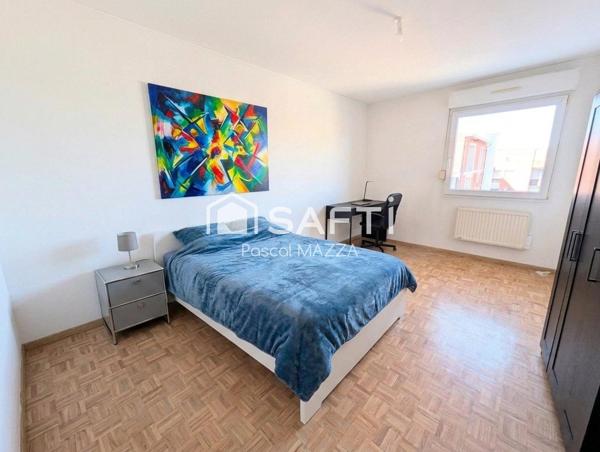 En plein centre, 4p de 80m² au dernier étage avec ascenseur, 2 chambres et balcon côté sud, cave et parking couvert sous/sol