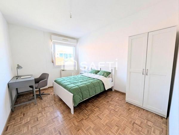 En plein centre, 4p de 80m² au dernier étage avec ascenseur, 2 chambres et balcon côté sud, cave et parking couvert sous/sol