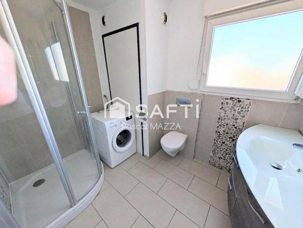 En plein centre, 4p de 80m² au dernier étage avec ascenseur, 2 chambres et balcon côté sud, cave et parking couvert sous/sol