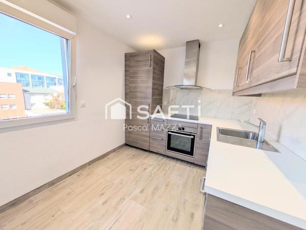 En plein centre, 4p de 80m² au dernier étage avec ascenseur, 2 chambres et balcon côté sud, cave et parking couvert sous/sol