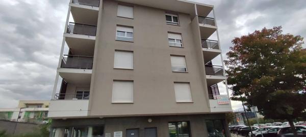 F3 récent (accessible PMR) avec petite terrasse prox tram Neyrpic - campus