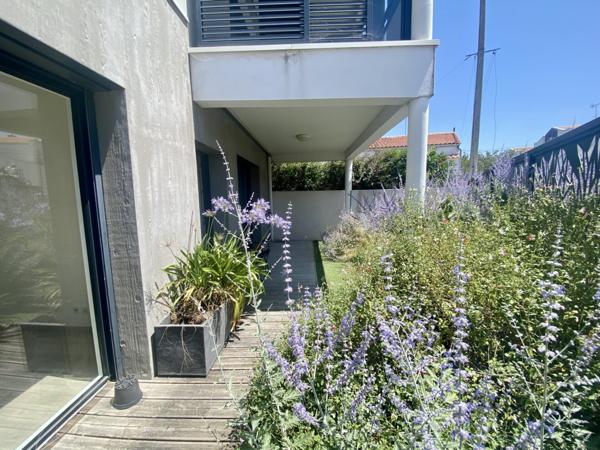 A PROXIMITE IMMEDIATE DU CENTRE VILLE – TYPE 2 AVEC JARDINET PRIVATIF