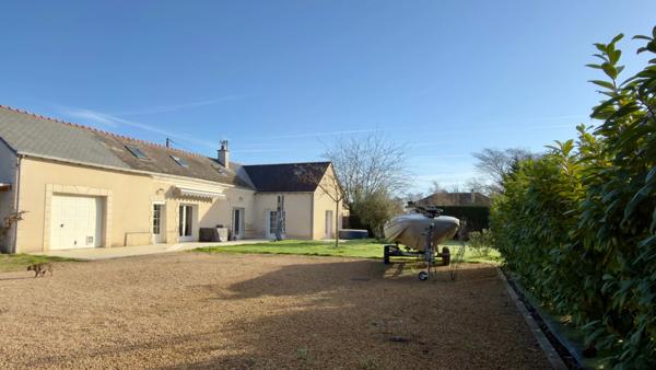 CHOUZE SUR LOIRE, Maison tuffeau 4 chambres avec vie de plain-pied sur jardin arboré clos.