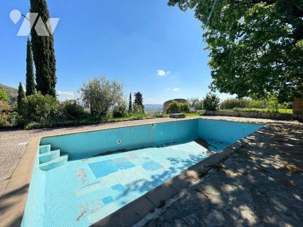 A vendre - Manosque (04) - Alpes de Haute Provence: Sur les hauteurs de Manosque, situé dans un...