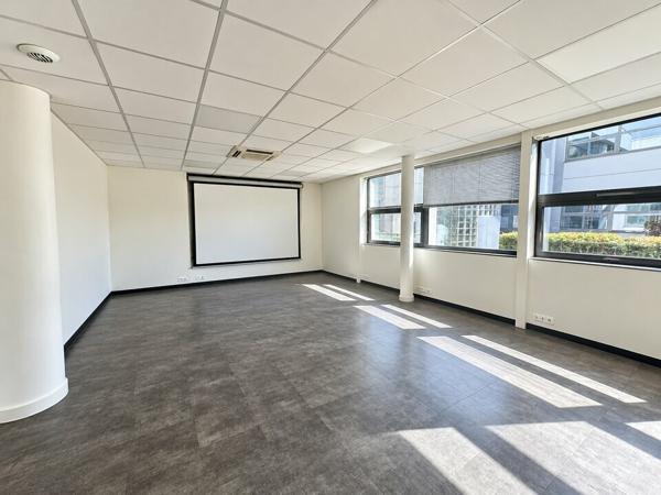 TOURS SUD LES 2 LIONS BUREAUX RDC A LOUER 497 M² 16 PARKINGS