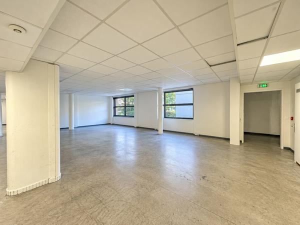 TOURS SUD LES 2 LIONS BUREAUX RDC A LOUER 497 M² 16 PARKINGS