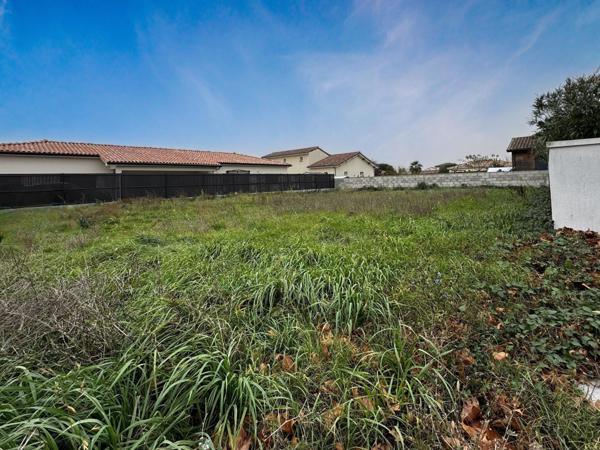 A GRENADE, terrain constructible plat, viabilisé.