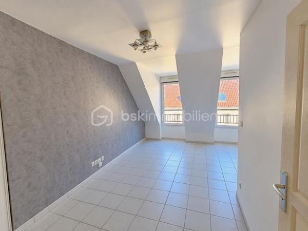 Découvrez ce ravissant studio niché au 4ème et dernier étage d'une copropriété de 2007 bien entretenue et sécurisée au cœur de la ville.

D'une superficie de 23 m², appartement lumineux, assurant tranquillité et praticité. Sa configuration ouverte optimise l’espace avec un séjour cuisine et une généreuse salle de bain. Ce bien bénéficie de la proximité immédiate de commerces, écoles et transports en commun, facilitant tous vos déplacements en ville. 

Idéal investissement ou premier achat.

A visiter sans tarder