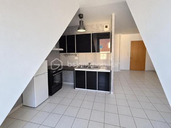 Découvrez ce ravissant studio niché au 4ème et dernier étage d'une copropriété de 2007 bien entretenue et sécurisée au cœur de la ville.

D'une superficie de 23 m², appartement lumineux, assurant tranquillité et praticité. Sa configuration ouverte optimise l’espace avec un séjour cuisine et une généreuse salle de bain. Ce bien bénéficie de la proximité immédiate de commerces, écoles et transports en commun, facilitant tous vos déplacements en ville. 

Idéal investissement ou premier achat.

A visiter sans tarder
