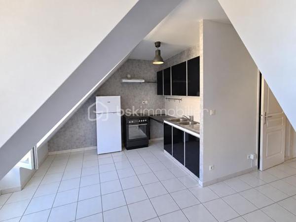 Découvrez ce ravissant studio niché au 4ème et dernier étage d'une copropriété de 2007 bien entretenue et sécurisée au cœur de la ville.

D'une superficie de 23 m², appartement lumineux, assurant tranquillité et praticité. Sa configuration ouverte optimise l’espace avec un séjour cuisine et une généreuse salle de bain. Ce bien bénéficie de la proximité immédiate de commerces, écoles et transports en commun, facilitant tous vos déplacements en ville. 

Idéal investissement ou premier achat.

A visiter sans tarder