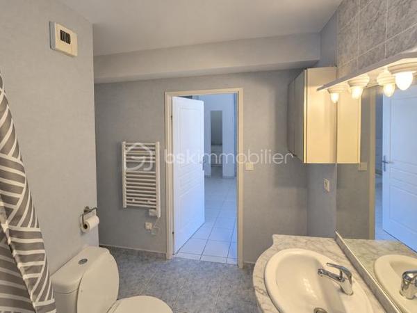 Découvrez ce ravissant studio niché au 4ème et dernier étage d'une copropriété de 2007 bien entretenue et sécurisée au cœur de la ville.

D'une superficie de 23 m², appartement lumineux, assurant tranquillité et praticité. Sa configuration ouverte optimise l’espace avec un séjour cuisine et une généreuse salle de bain. Ce bien bénéficie de la proximité immédiate de commerces, écoles et transports en commun, facilitant tous vos déplacements en ville. 

Idéal investissement ou premier achat.

A visiter sans tarder