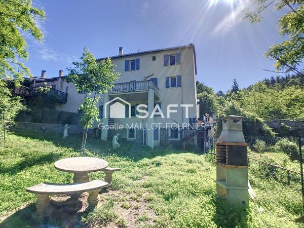 Grande maison avec jardins, terrasse et garage.
