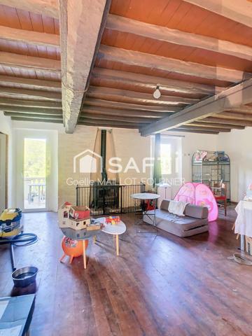 Grande maison avec jardins, terrasse et garage.