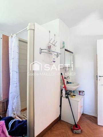 Grande maison avec jardins, terrasse et garage.