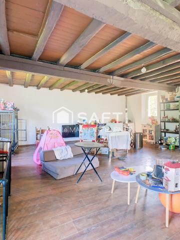 Grande maison avec jardins, terrasse et garage.