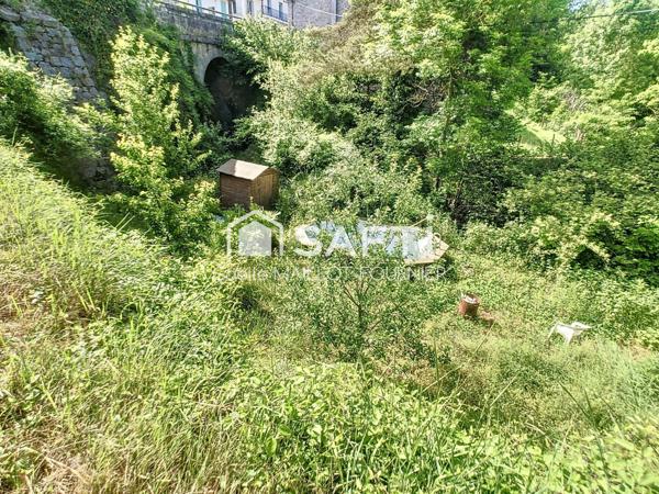 Grande maison avec jardins, terrasse et garage.