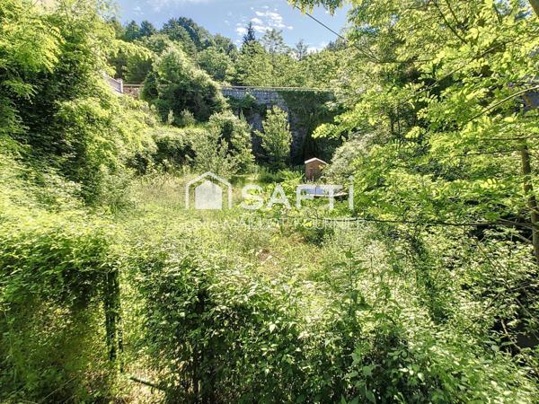 Grande maison avec jardins, terrasse et garage.