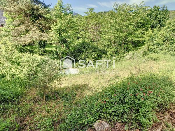 Grande maison avec jardins, terrasse et garage.