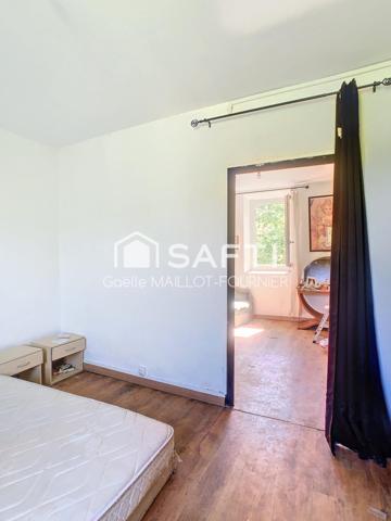 Grande maison avec jardins, terrasse et garage.