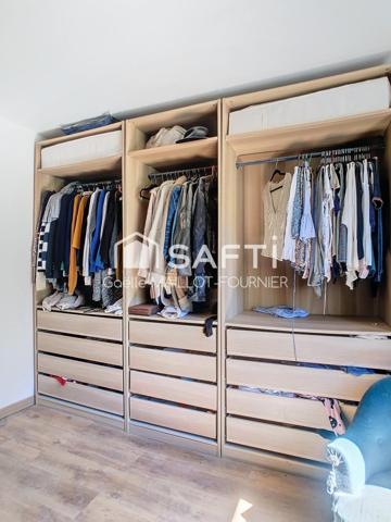 Grande maison avec jardins, terrasse et garage.