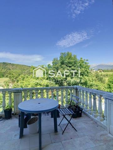 Grande maison avec jardins, terrasse et garage.