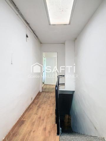 Grande maison avec jardins, terrasse et garage.