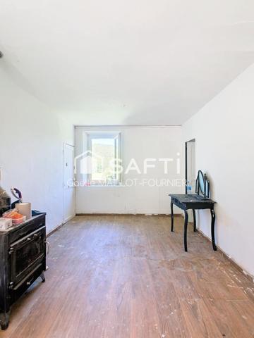 Grande maison avec jardins, terrasse et garage.