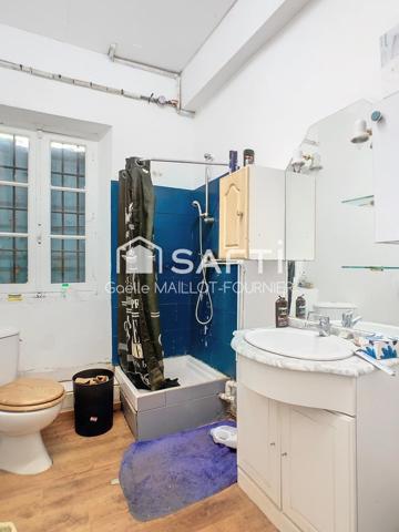 Grande maison avec jardins, terrasse et garage.