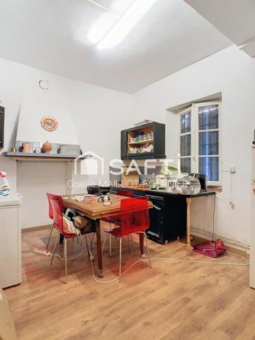 Grande maison avec jardins, terrasse et garage.