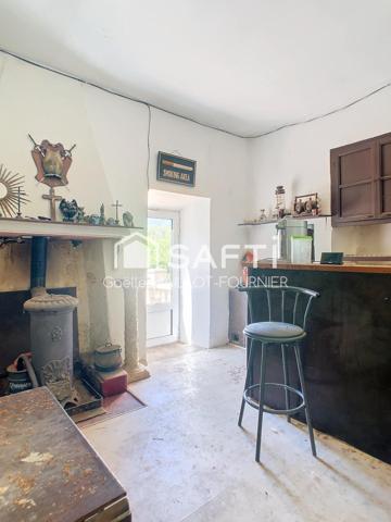 Grande maison avec jardins, terrasse et garage.