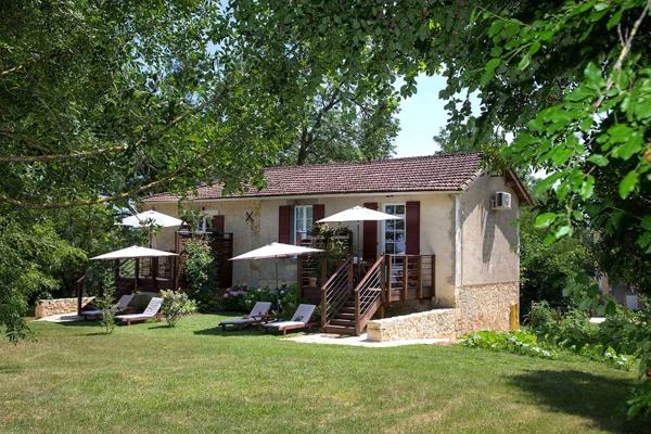 Maison de campagne du XVIIIe siècle rénovée dans le respect de l’authenticité, située au cœur d’un jardin verdoyant privé de 3 hectares, à proximité de la ville marchande de Condom, dans le Gers.