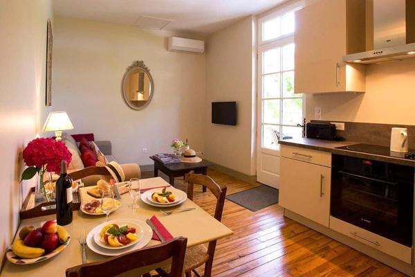 Maison de campagne du XVIIIe siècle rénovée dans le respect de l’authenticité, située au cœur d’un jardin verdoyant privé de 3 hectares, à proximité de la ville marchande de Condom, dans le Gers.