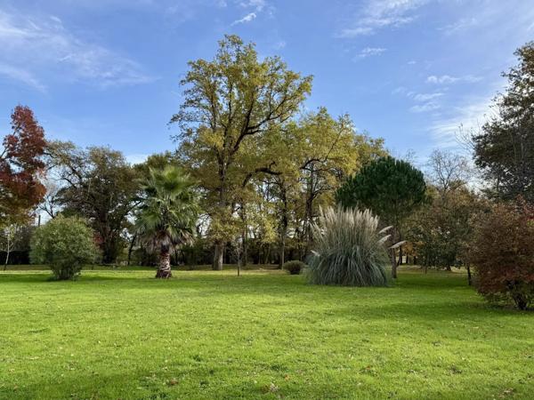 Maison de campagne du XVIIIe siècle rénovée dans le respect de l’authenticité, située au cœur d’un jardin verdoyant privé de 3 hectares, à proximité de la ville marchande de Condom, dans le Gers.