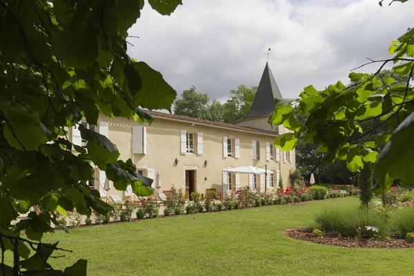 Maison de campagne du XVIIIe siècle rénovée dans le respect de l’authenticité, située au cœur d’un jardin verdoyant privé de 3 hectares, à proximité de la ville marchande de Condom, dans le Gers.