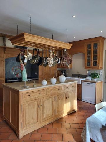 Maison de campagne du XVIIIe siècle rénovée dans le respect de l’authenticité, située au cœur d’un jardin verdoyant privé de 3 hectares, à proximité de la ville marchande de Condom, dans le Gers.