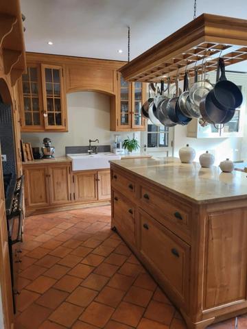 Maison de campagne du XVIIIe siècle rénovée dans le respect de l’authenticité, située au cœur d’un jardin verdoyant privé de 3 hectares, à proximité de la ville marchande de Condom, dans le Gers.