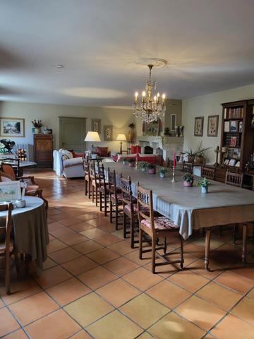 Maison de campagne du XVIIIe siècle rénovée dans le respect de l’authenticité, située au cœur d’un jardin verdoyant privé de 3 hectares, à proximité de la ville marchande de Condom, dans le Gers.