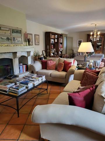 Maison de campagne du XVIIIe siècle rénovée dans le respect de l’authenticité, située au cœur d’un jardin verdoyant privé de 3 hectares, à proximité de la ville marchande de Condom, dans le Gers.