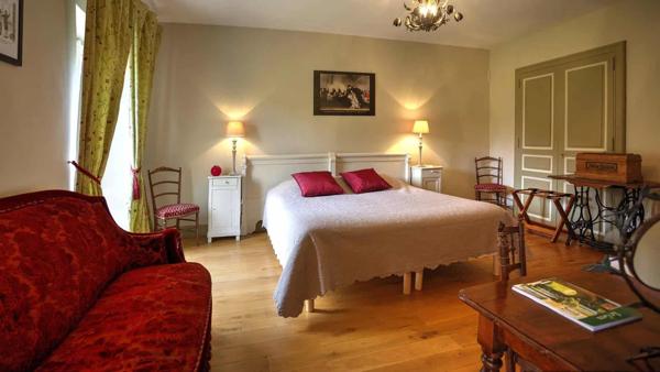 Maison de campagne du XVIIIe siècle rénovée dans le respect de l’authenticité, située au cœur d’un jardin verdoyant privé de 3 hectares, à proximité de la ville marchande de Condom, dans le Gers.